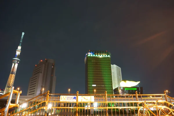 Tokyo / Japan - Maj 03 2019: Sumida River Embankment in the even — Stockfoto