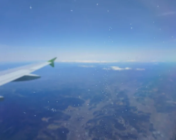 Schneeflocken Auf Dem Fensterglas Flugzeug Ansicht Von Landschaft Und Flügel — Stockfoto