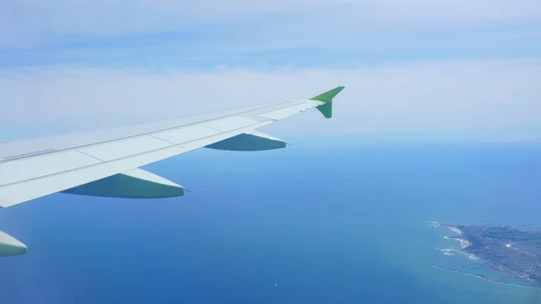 Vista Pórtico Avião Paisagem Céu Mar Ilha Asa Avião — Fotografia de Stock