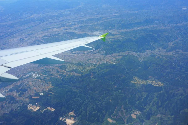 飛行機のポータルからの眺め 日本の風景と翼の平面図 — ストック写真