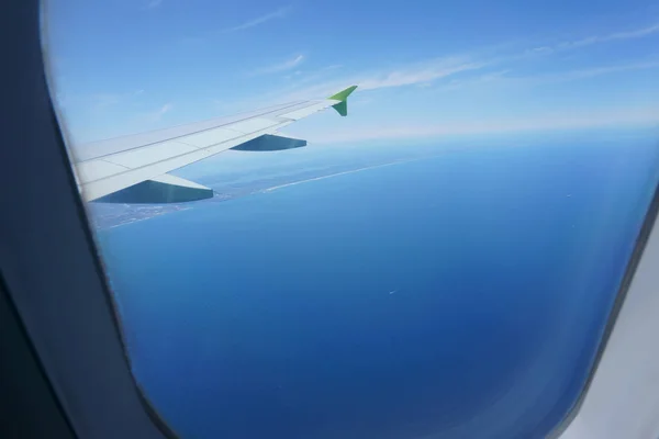 Blick Aus Dem Bullauge Des Flugzeugs Landschaft Blauer Himmel Blaues — Stockfoto