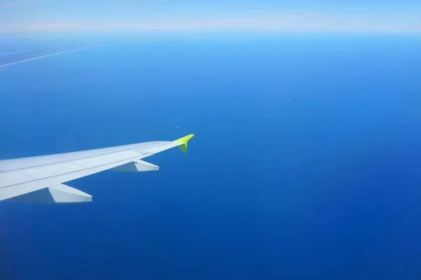Τοπίο Γαλάζια Θάλασσα Ουρανός Πτέρυγα Αεροπλάνου Οράιζον Ακτή Απόσταση Θέα — Φωτογραφία Αρχείου