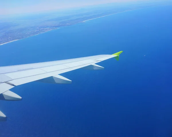 Άποψη Της Γαλάζιας Θάλασσας Από Παράθυρο Αεροπλάνου Ακτή Τοπίου Πτέρυγα — Φωτογραφία Αρχείου
