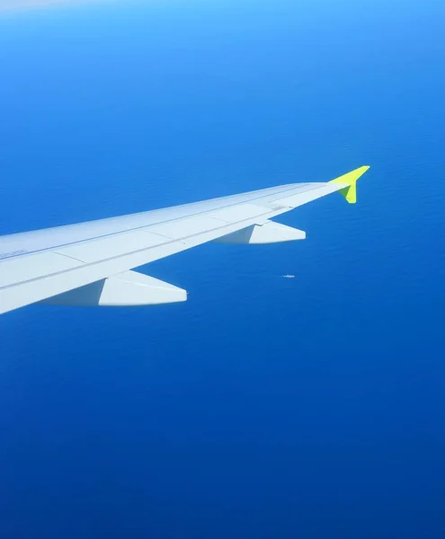 Viagem Aérea Mar Azul Sob Asa Avião — Fotografia de Stock
