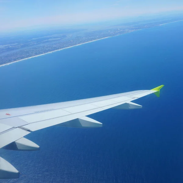 Aterragem Avião Mar Azul Sob Asa Avião — Fotografia de Stock