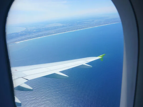 Αεροπορικό Ταξίδι Μπλε Θάλασσα Κάτω Από Φτερό Του Αεροπλάνου — Φωτογραφία Αρχείου