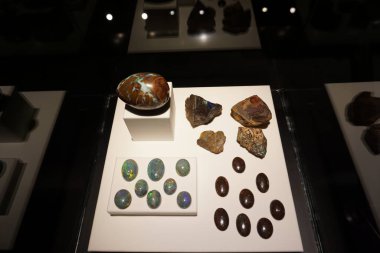 Opal 'in mücevher kompozisyonu. Moda mücevherleri tasarımı için doğal değerli taşlar çıkarıldı.