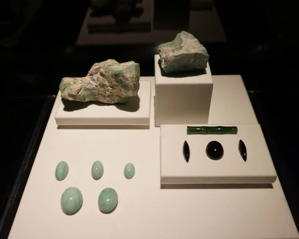 Mavi Varisit Yeşil Nefrit Mücevher Kompozisyonu Hakiki Altın Madeni Doğal — Stok fotoğraf