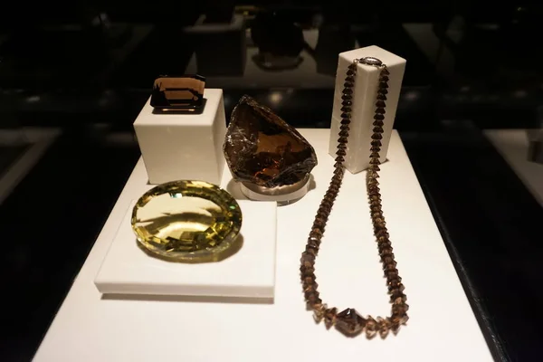 浓烟的石英晶体 半宝石 项链珠子的珠宝组成 为设计时尚珠宝而开采的真正的天然宝石 石英砂烟熏石英花纹切割形状 — 图库照片