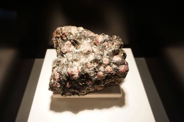 Almandine mücevheri. Almandine demir bir alüminyum taştır.