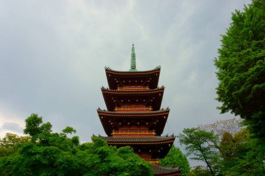 Tokyo 'daki Ueno Park' taki Kaneiji Tapınağı 'nın Beş Hikayeli Pagoda' sı. Yağmurdan önce gri gökyüzü, yeşil ağaçlar