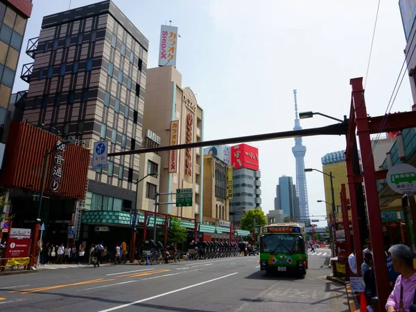 2019年5月5日 浅草地区は訪問者のための有名な場所です 浅草地区の道路上のバス 背景に東京スカイツリータワー — ストック写真