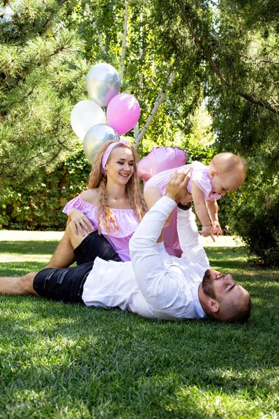 Hayatın ilk yılı. Doğum günü. Mutlu ebeveynler. Aile fotoğrafı çekimi. — Stok fotoğraf