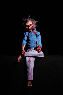 Zarif zombi. Korku kavramı. Siyah sırtında lekeli bir zombi