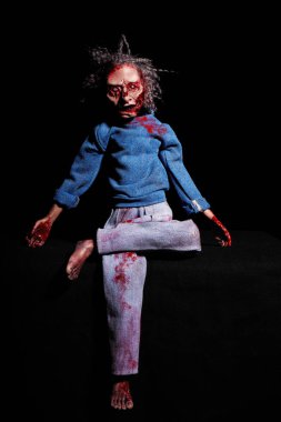 Zarif zombi. Korku kavramı. Siyah sırtında lekeli bir zombi