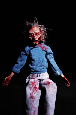 Zarif zombi. Korku kavramı. Siyah sırtında lekeli bir zombi