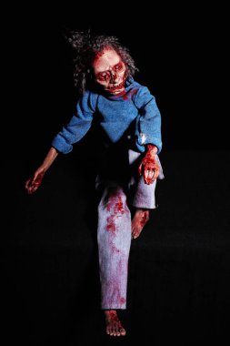 Zarif zombi. Korku kavramı. Siyah sırtında lekeli bir zombi