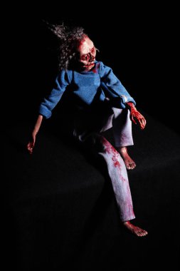 Zarif zombi. Korku kavramı. Siyah sırtında lekeli bir zombi