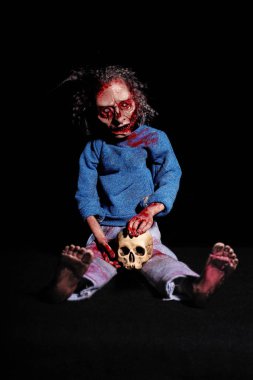 Zarif zombi. Korku kavramı. Siyah sırtında lekeli bir zombi