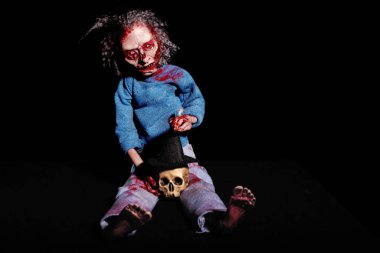 Zarif zombi. Korku kavramı. Siyah sırtında lekeli bir zombi