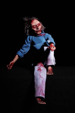 Zarif zombi. Korku kavramı. Siyah sırtında lekeli bir zombi