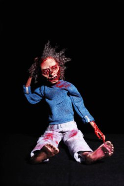 Zarif zombi. Korku kavramı. Siyah sırtında lekeli bir zombi