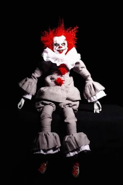 Strašidelný zabiják klaunů na černém pozadí. hrůza. Halloween conc — Stock fotografie
