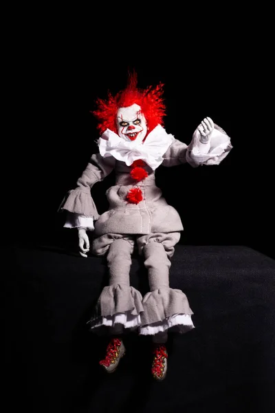 Straszny zabójca klaunów na czarnym tle. przerażenie. Konc na Halloween — Zdjęcie stockowe