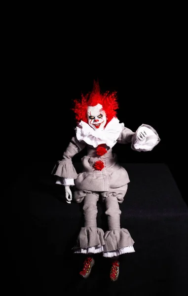 Strašidelný zabiják klaunů na černém pozadí. hrůza. Halloween conc — Stock fotografie
