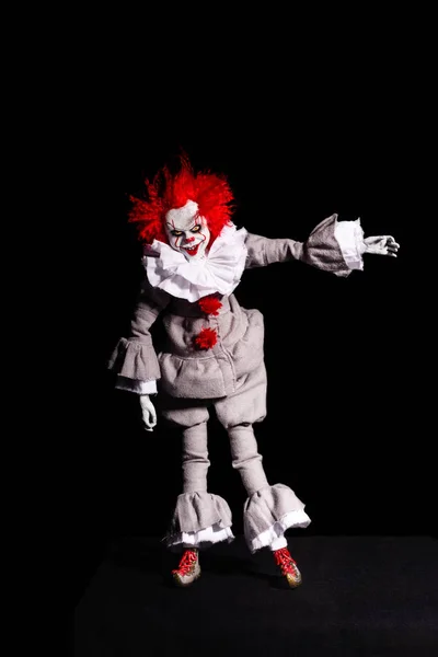 Страшний клоун-вбивця на чорному тлі. жахів. Хеллоуїн — стокове фото