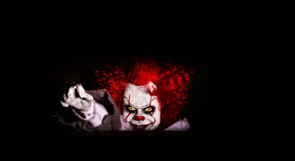 Il malvagio clown killer sbircia fuori dal riparo. Orrore. Halloween conc — Foto Stock