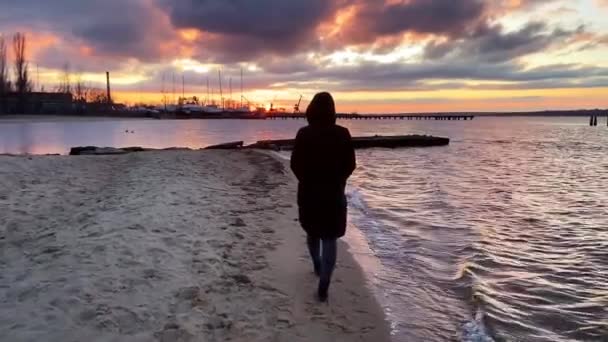 Genç Kız Güzel Bir Gün Batımının Arka Planında Nehir Kenarında — Stok video