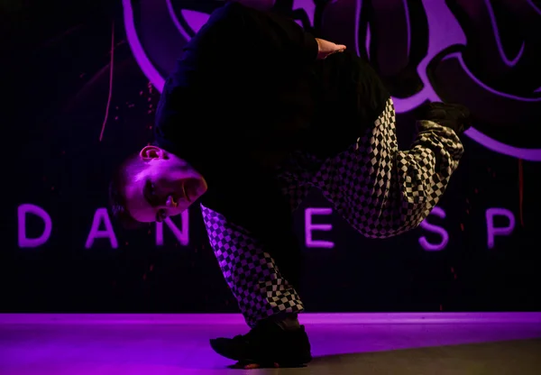 Young guy dancer break dance shows his skill. doing an exercise. — Stock Photo, Image