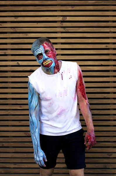 Młody Facet Makijażu Zombie Rany Szarpane Podłoże Drewniane Koncepcja Halloween — Zdjęcie stockowe