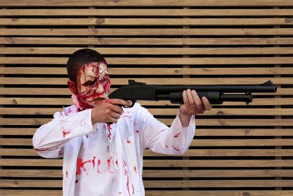 切断面と銃と白衣でマニアック 血で覆われています 木製の背景 ハロウィンのコンセプト — ストック写真