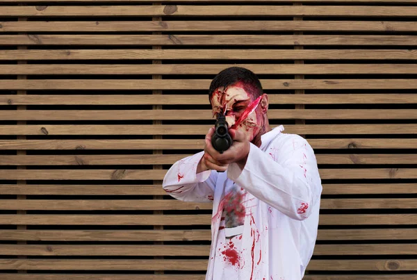 Maníaco Com Casaco Branco Com Uma Cara Cortada Uma Arma — Fotografia de Stock