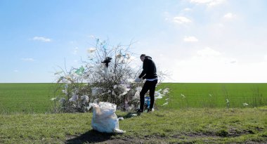 Çevre kirliliği. Ağaçlardaki çöpler. Doğaya karşı kötü tavır. Çöp. Ekoloji konsepti. Paern doğadaki çöpleri temizler..