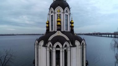 Rıhtımdaki güzel kilise. Hava görüntüsü. Kilise kubbeleri. Kilise haçı. güzel manzara.