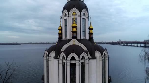 海滨美丽的教堂 空中射击 教堂圆顶 教堂十字架 美丽的风景 — 图库视频影像