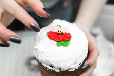 Paskalya bayramı süslenmiş yumurta hazırlama kek pişirme jölesi