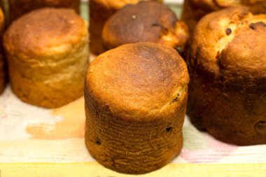 Paskalya bayramı süslenmiş yumurta hazırlama kek pişirme jölesi