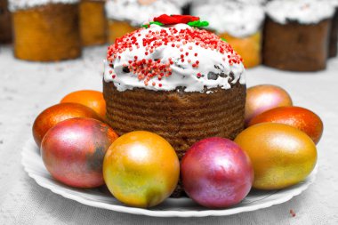 Paskalya bayramı süslenmiş yumurta hazırlama kek pişirme jölesi