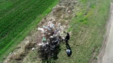 Çevre kirliliği. Ağaçlardaki çöpler. Doğaya karşı kötü tavır. Çöp. Ekoloji konsepti. Paern doğadaki çöpleri temizler..