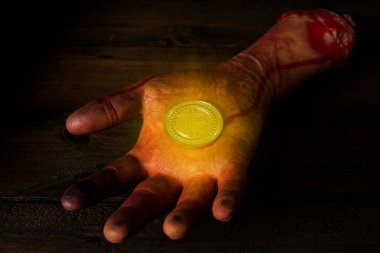 Bitcoin para ile kanda kopmuş bir el iş finansmanı