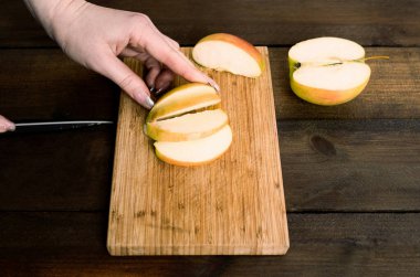 Mutfakta elma kesme aşçısı.