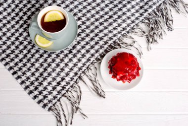 Güzel bir arka planda limonlu ve pastalı, hareketli bir sabah çayı