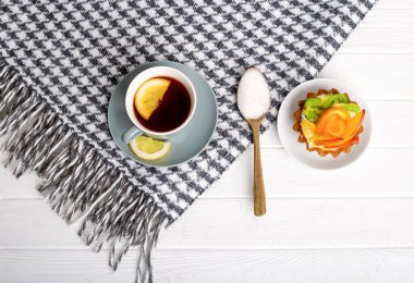 Güzel bir arka planda limonlu ve pastalı, hareketli bir sabah çayı