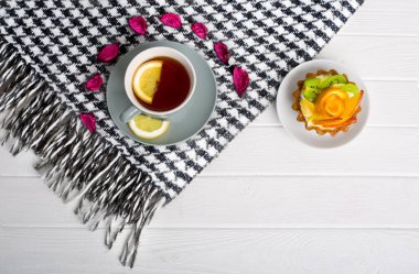 Güzel bir arka planda limonlu ve pastalı, hareketli bir sabah çayı