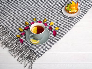 Güzel bir arka planda limonlu ve pastalı, hareketli bir sabah çayı