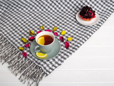 Güzel bir arka planda limonlu ve pastalı, hareketli bir sabah çayı